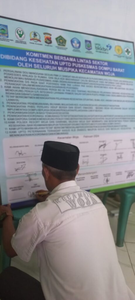 Camat Woja Menandatangani Komitmen Bersama